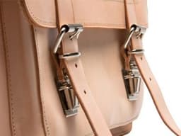 fermoirs joliment dissimulés sous de larges lanières de cuir