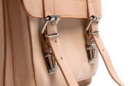 fermoirs joliment dissimulés sous de larges lanières de cuir